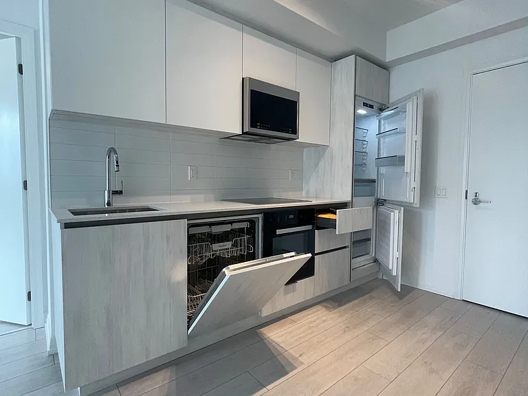 400 King St W #1017 — Photo 5