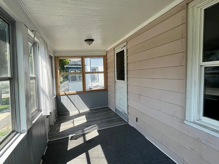 18 Robin St — Photo 2