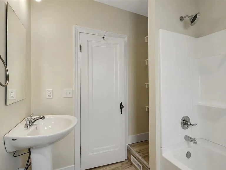 713 W Green St — Photo 13