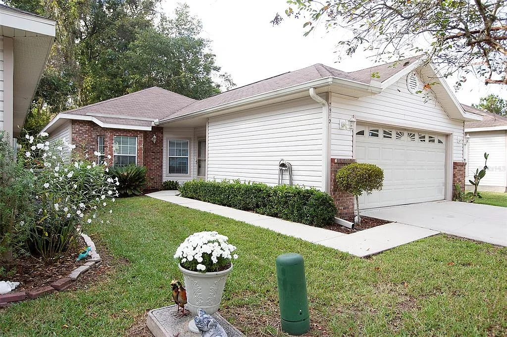 3 bed, 2.0 bath, 1380 sqft, $2,075 — Photo 1
