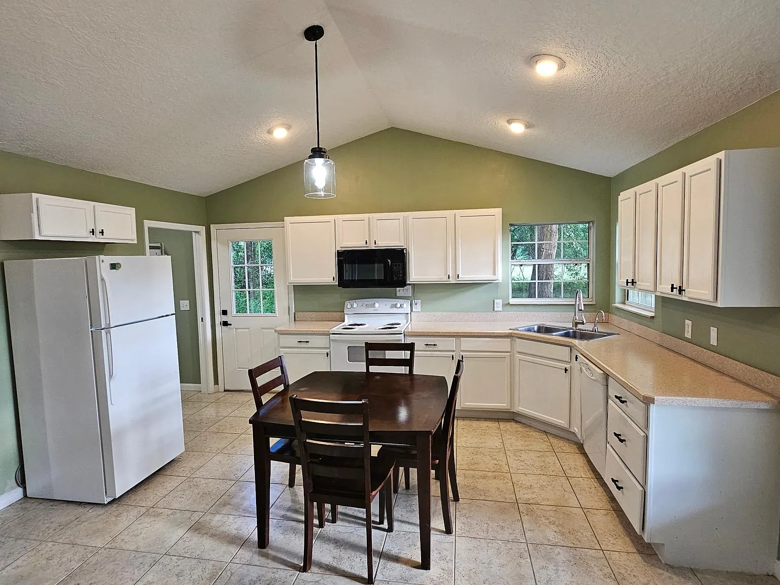 389 SW Kemp Ct — Photo 2