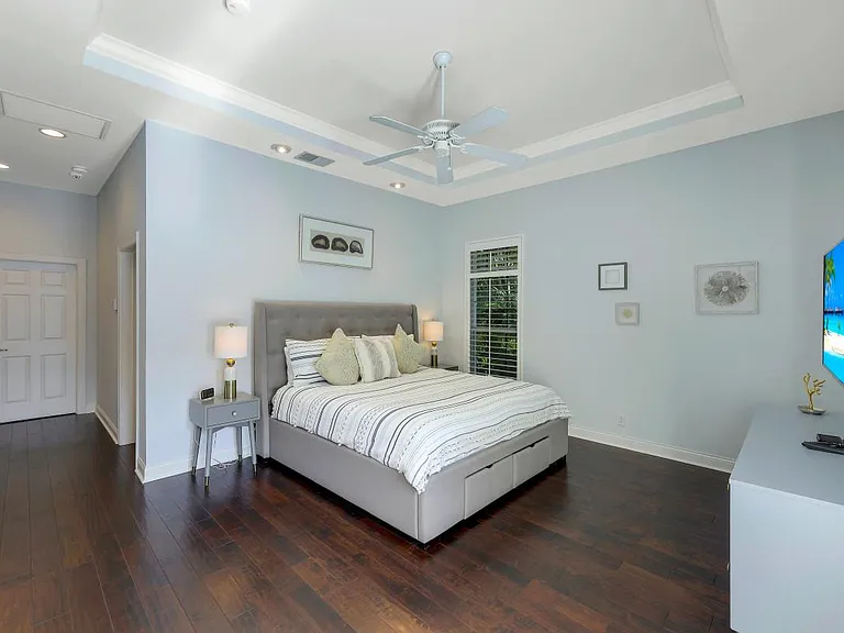 Master bedroom, king size bed