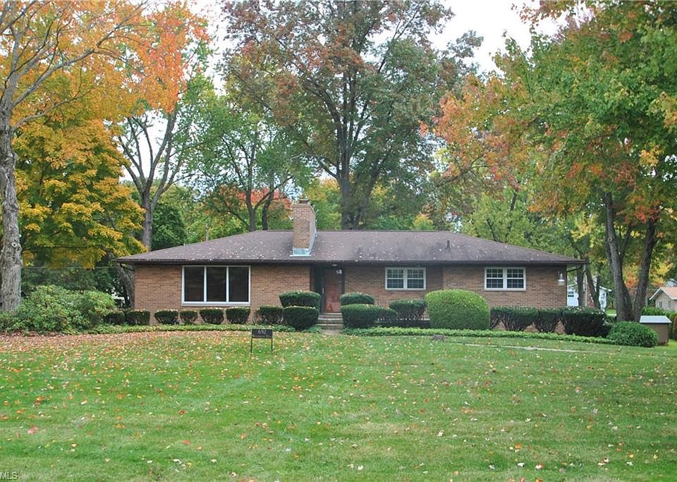 1st image of 692 Woodbrook Rd