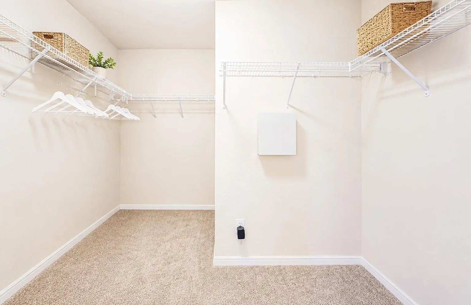 4 bed, 2.0 bath, 1600 sqft, $1,321 — Photo 3