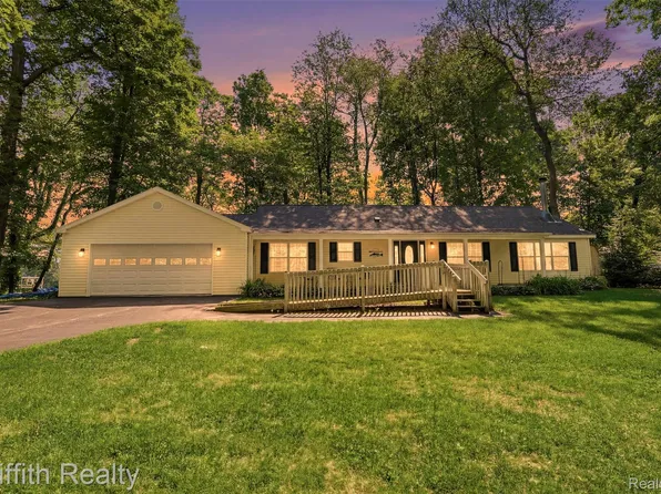 260 Ellsworth Lake Dr, Gregory, MI 48137