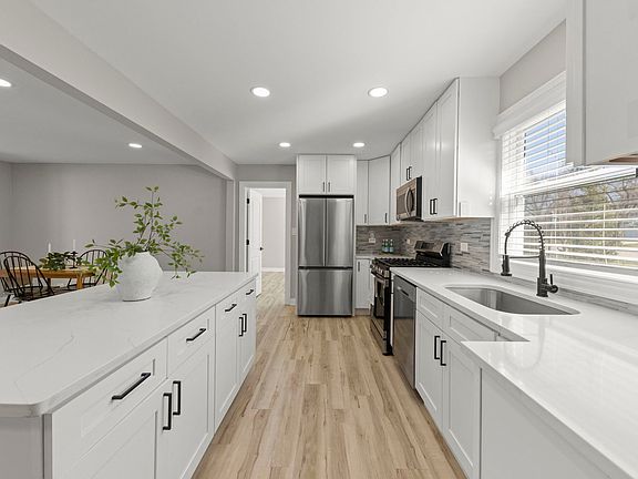 4th image of 405 Turf Ln