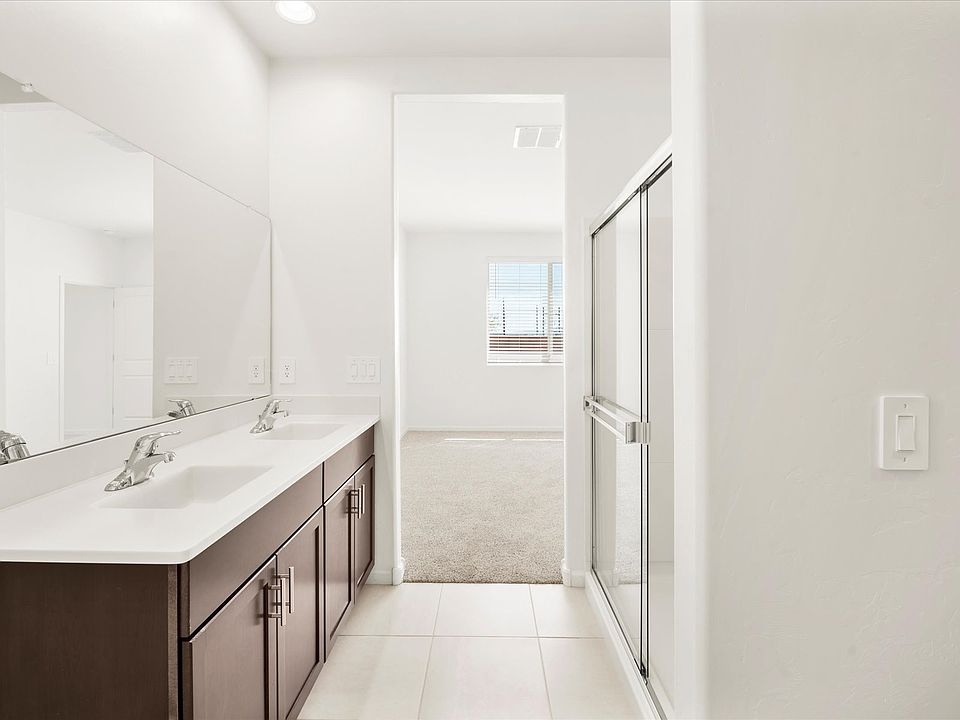 TUC_Valencia-Crossing_1320-B_Bathroom_4759-E-Julian-Wash-Dr