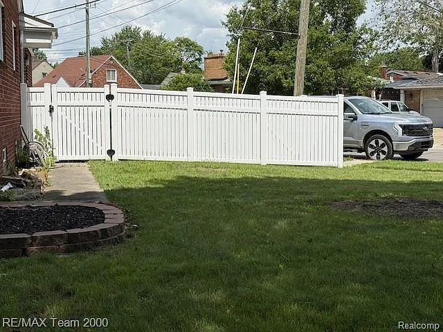 3 bed, 1.0 bath, 1800 sqft, $2,200 — Photo 2