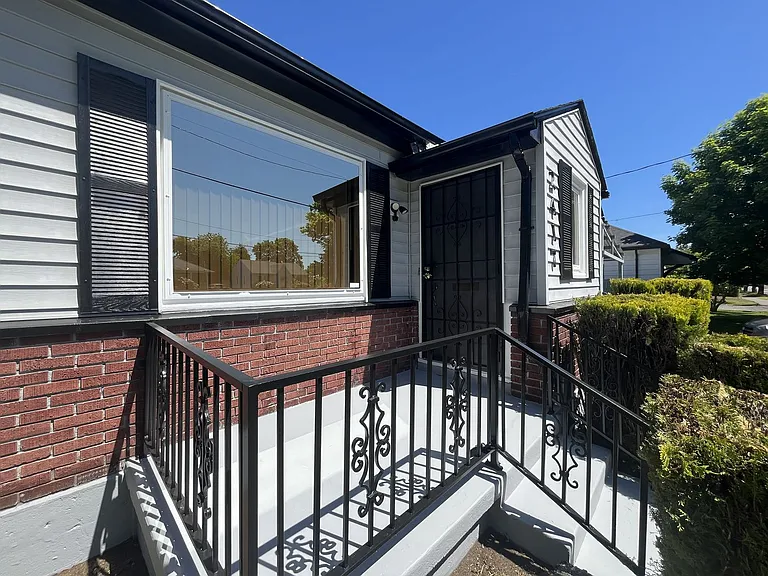 2417 N Rosa Parks Way — Photo 6