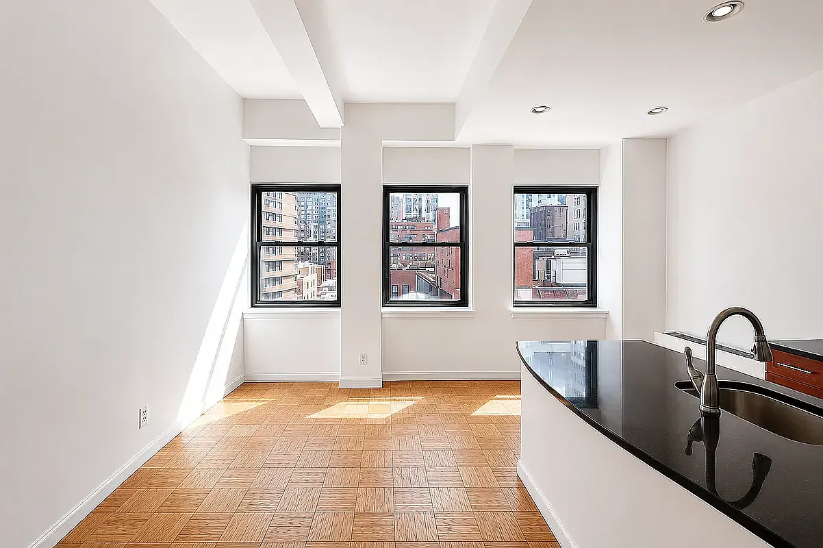 213 East 37th Street — Photo 2