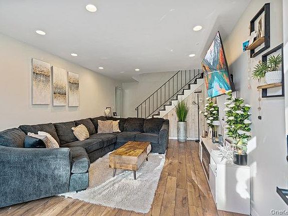 2nd image of 412 Clubhouse Ct
