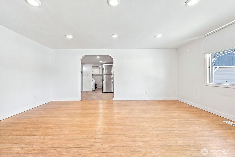 5th image of 10409 3rd Avenue SW