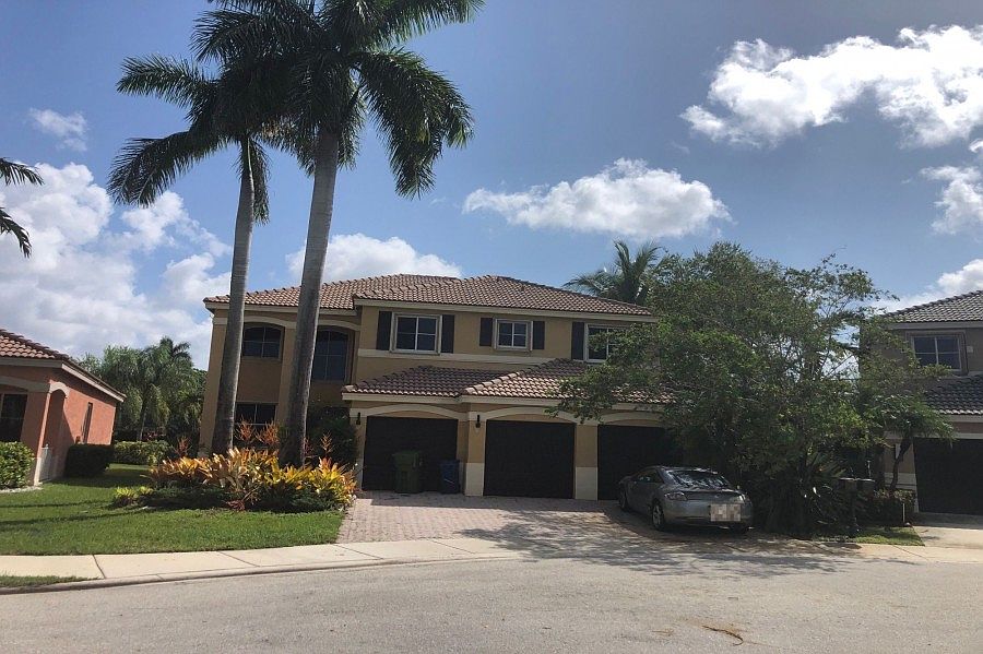 1st image of 880 Sunflower Cir