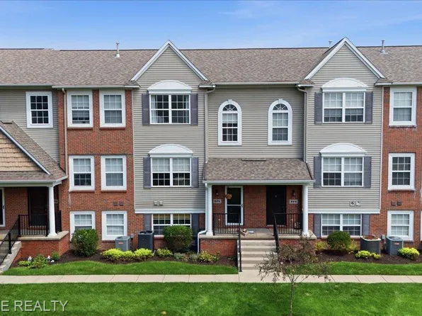 826 Eagle Dr, Fenton, MI 48430