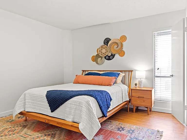 3401 Red River St — Photo 3