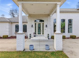 2440 Pierce Bluffs Dr, Hermitage, PA 16148