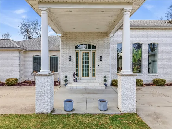 2440 Pierce Bluffs Dr, Hermitage, PA 16148