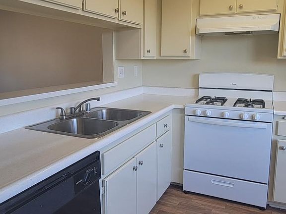 3rd image of 13800 Chadron Ave APT 2