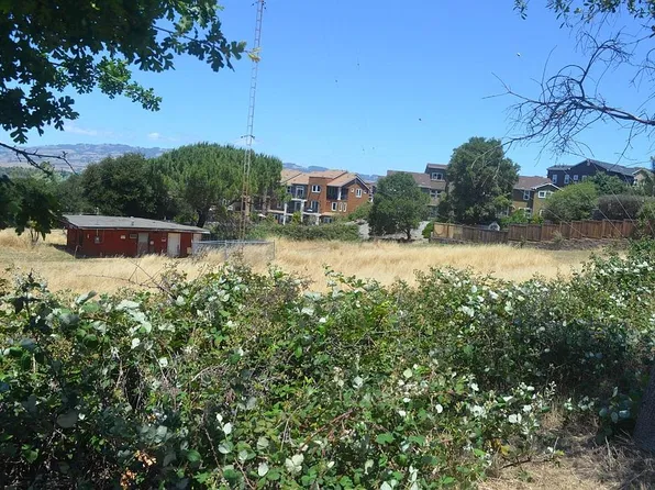 2 Rovina Ln, Petaluma, CA 94952