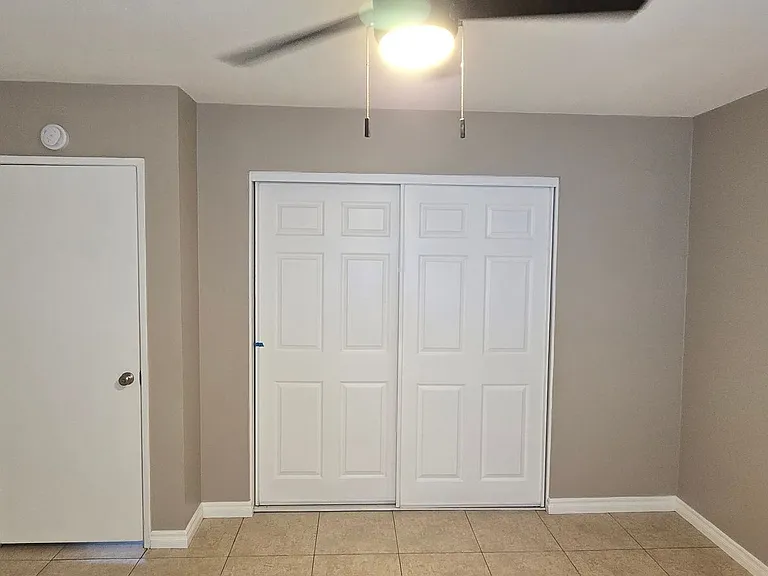 405 S Kroeger St — Photo 15