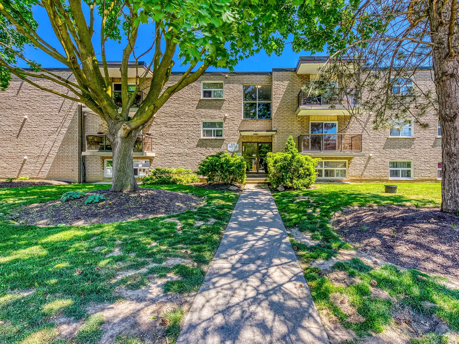 Henley and Cypress Gardens Apartments — Photo 2