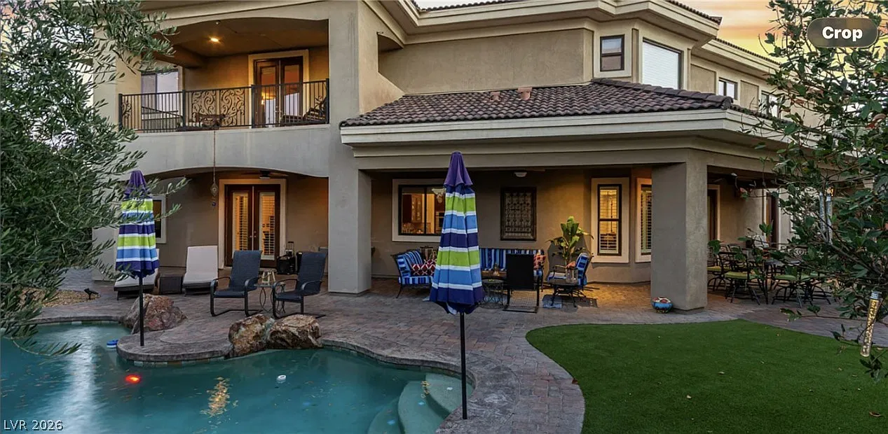 4 bed, 4.5 bath, 4766 sqft, $9,400 — Photo 3