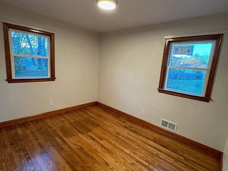 707 Crystal Dr — Photo 10
