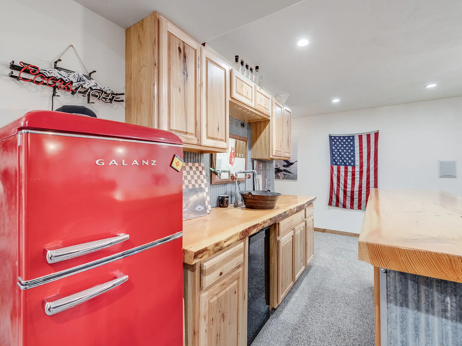 5 bed, 3058 sqft, $3,950 — Photo 3