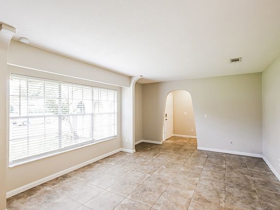 3rd image of 501 SW Belmont Cir