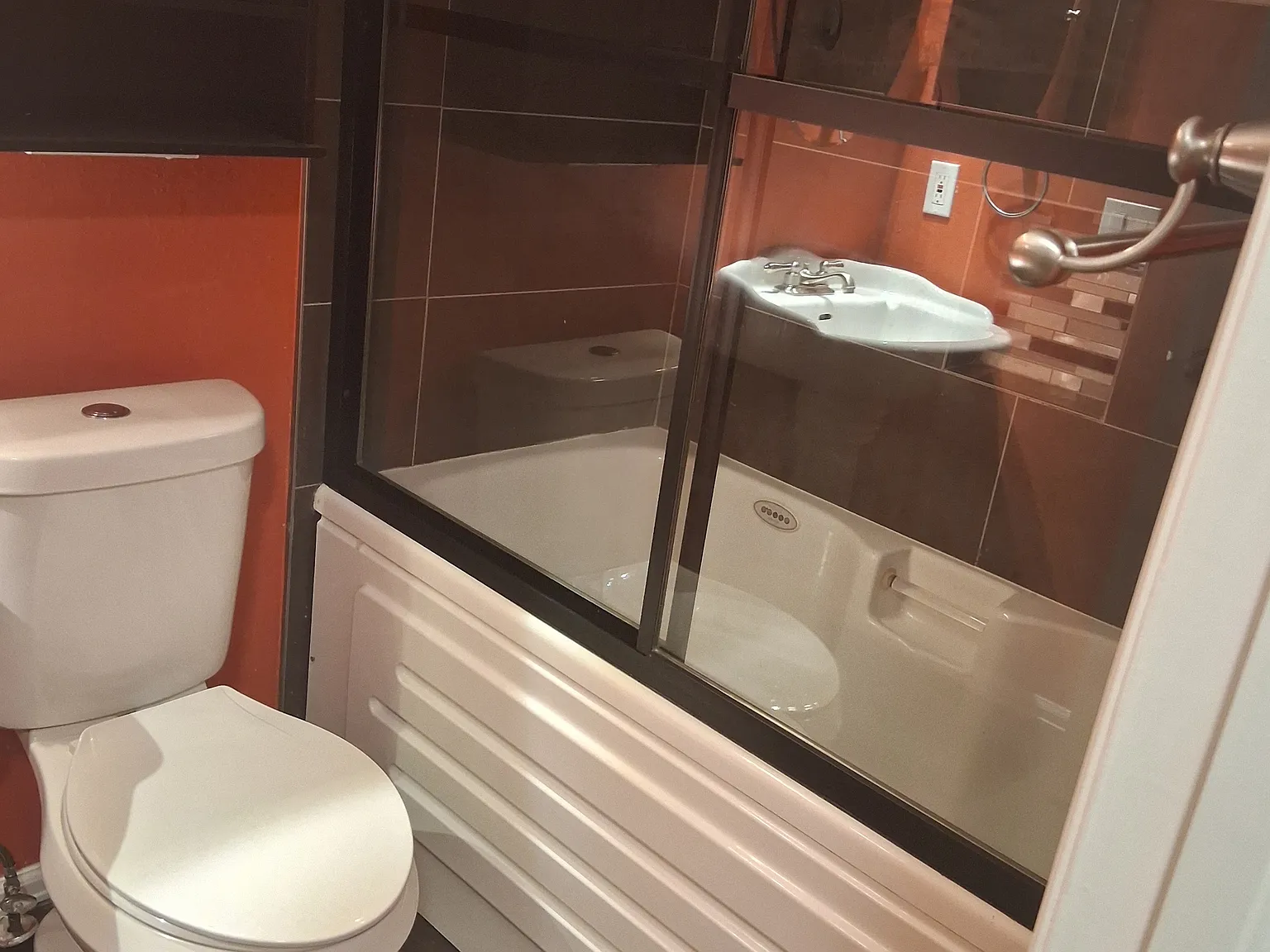 2 bed, 2.0 bath, 914 sqft, $2,000 — Photo 2