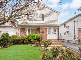 338 Mulry Ln, Lawrence, NY 11559