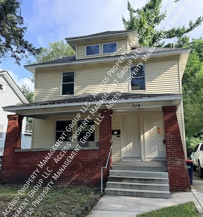 719 Delaware St SE #2