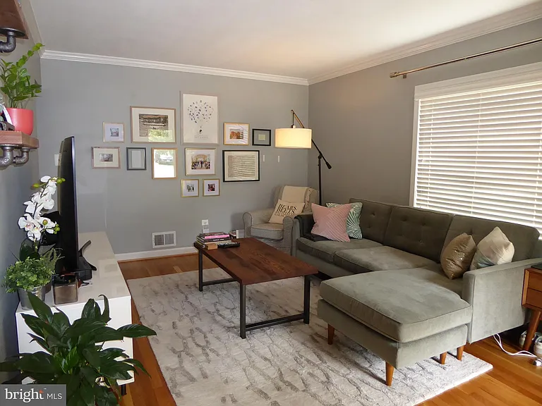 323 S Adams St — Photo 4