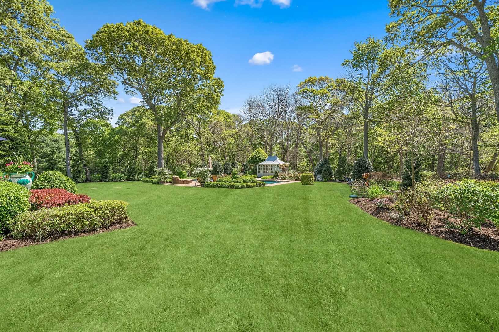  Ample space and lawns