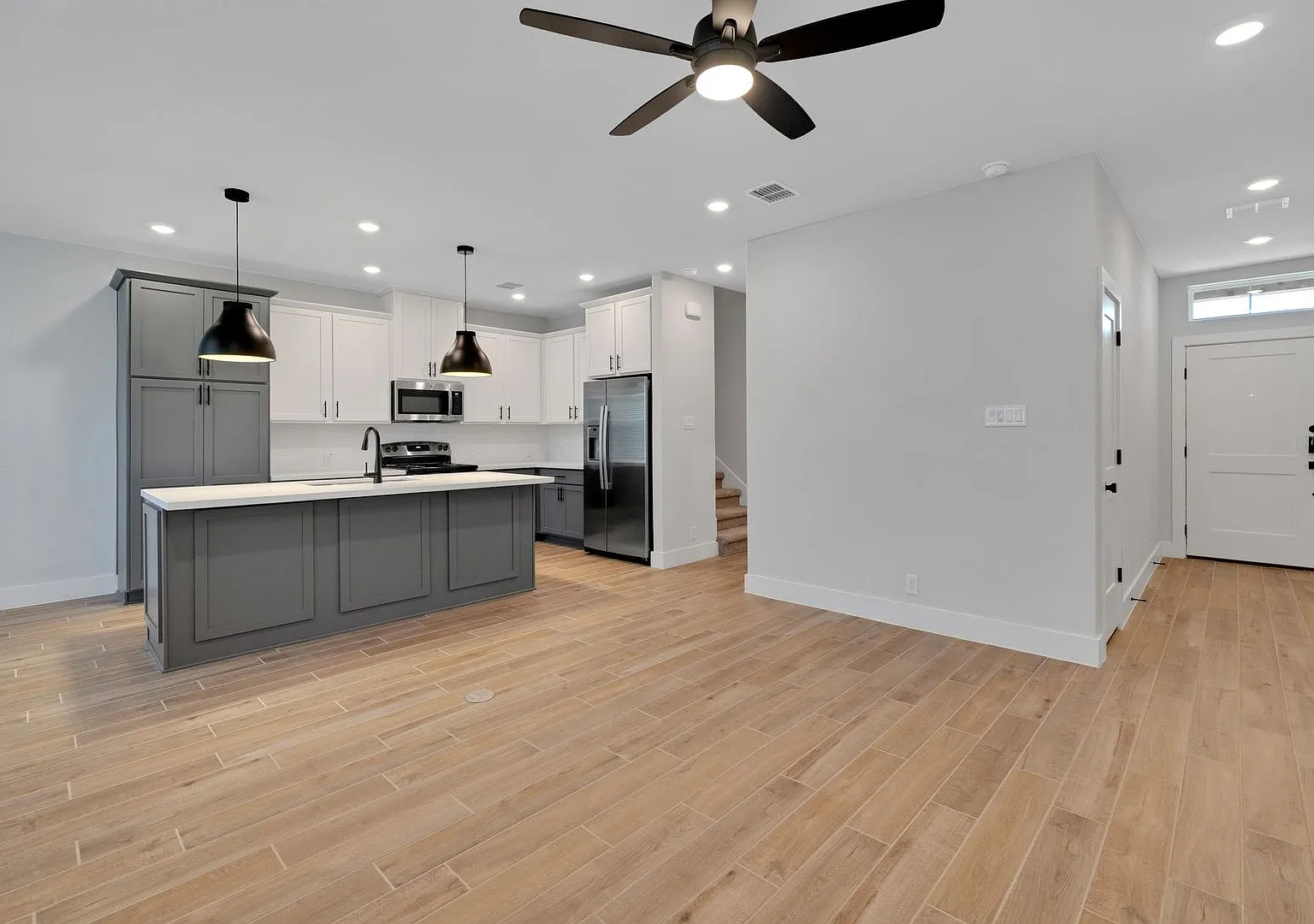 Coming Soon! Beautiful Townhome! The Venice Floor-Plan 2 Weeks Free Rent! — Photo 2