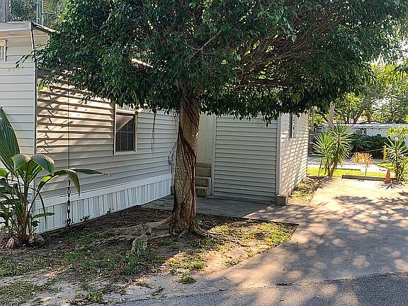 4th image of 2423 NE Palm Ave Lot 25