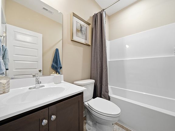 005 HHHunt Homes Harper Guest Full Bath