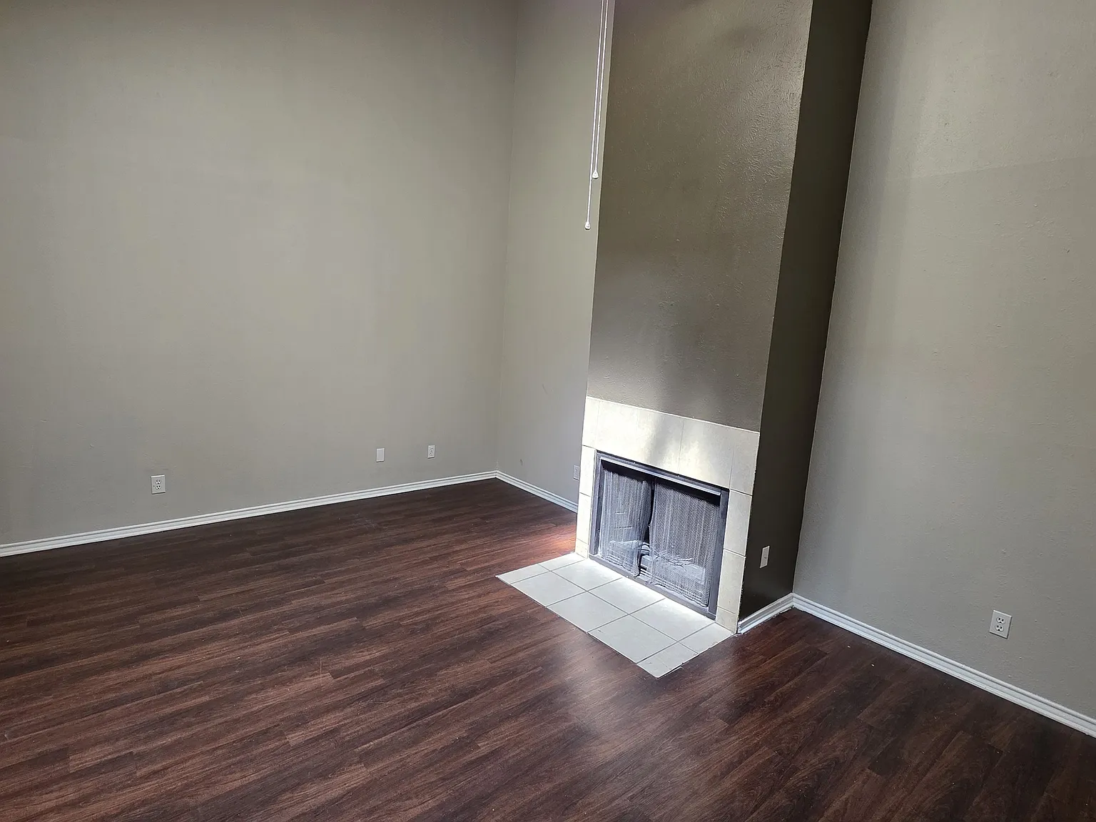 566 E Windsor Dr — Photo 2