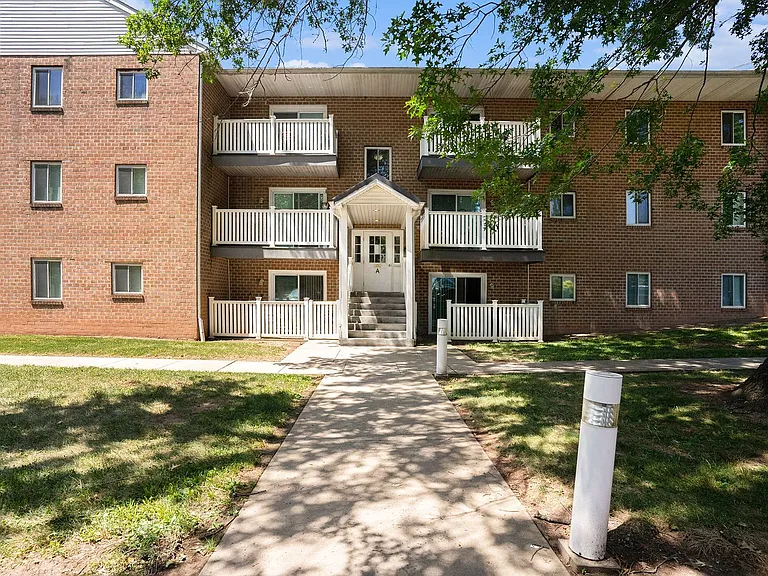 Maple Court Apartments — Photo 26