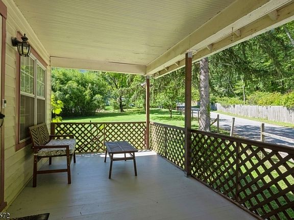 4th image of 15 Zulauf Ln