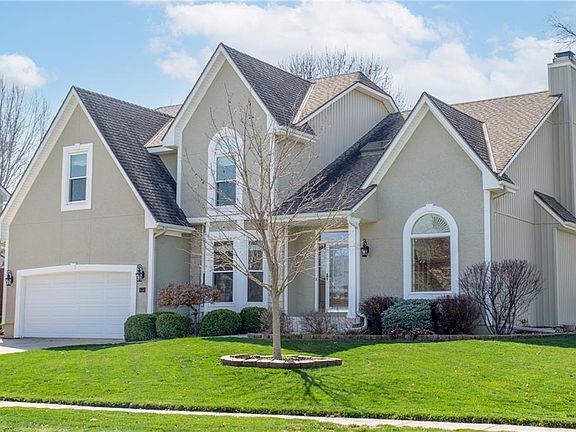 3rd image of 404 SE Williamsburg Dr