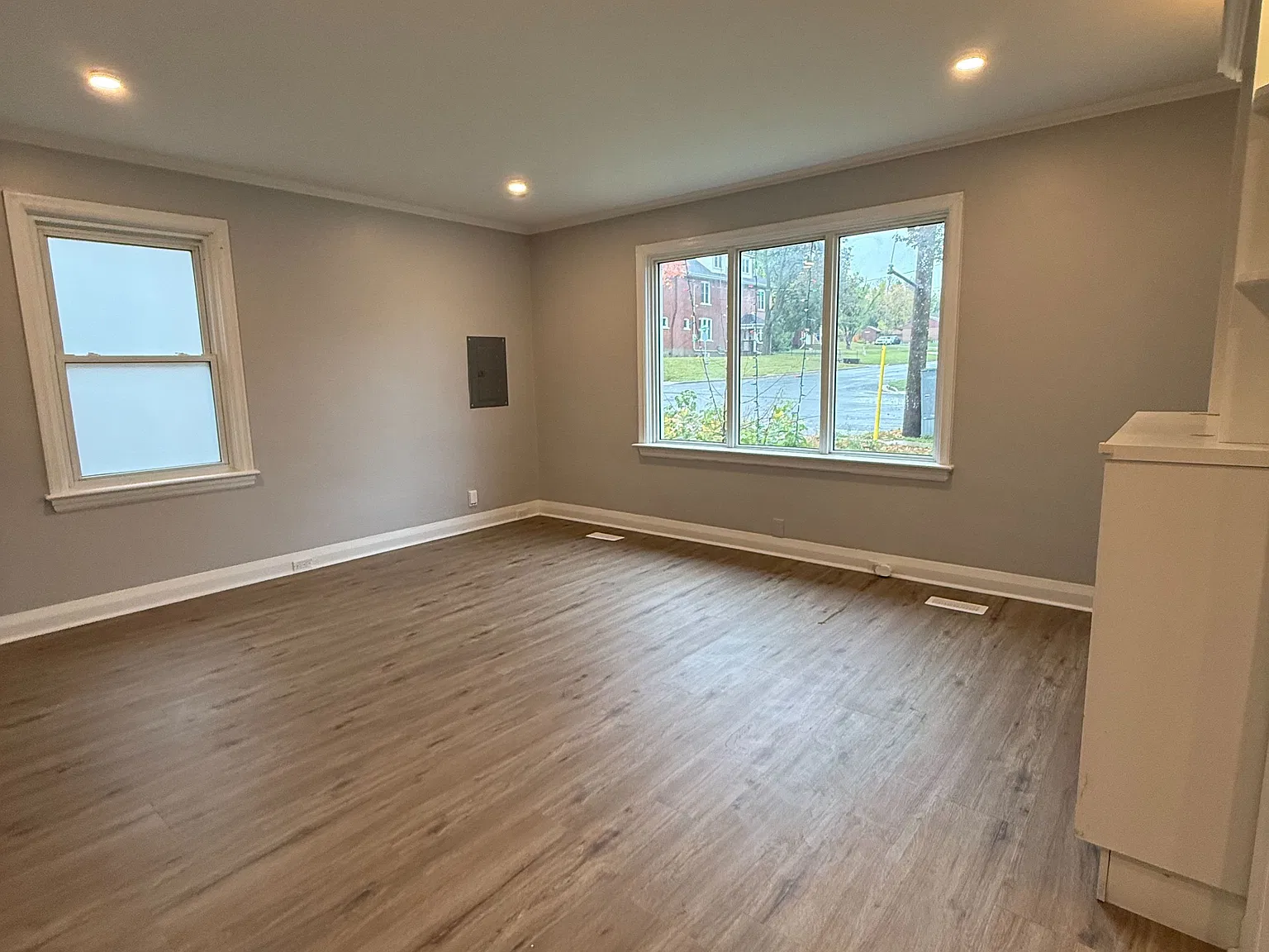 3 bed, $2,299 — Photo 2