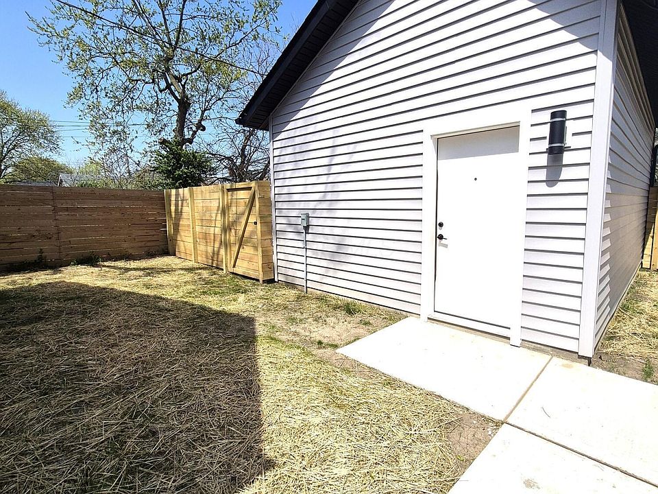 2nd image of 796 Bellows Ave