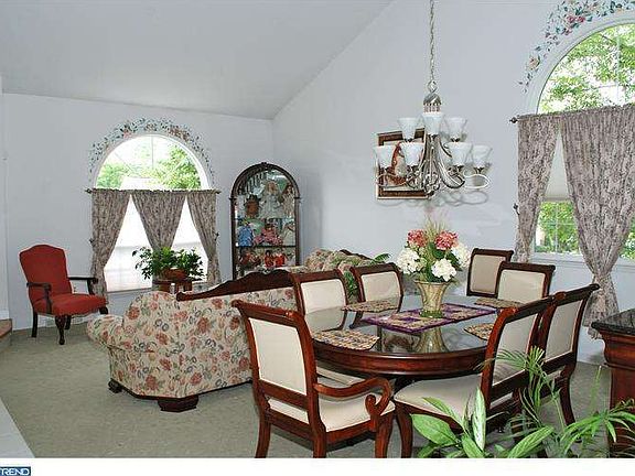 3rd image of 212 Ivy Ln