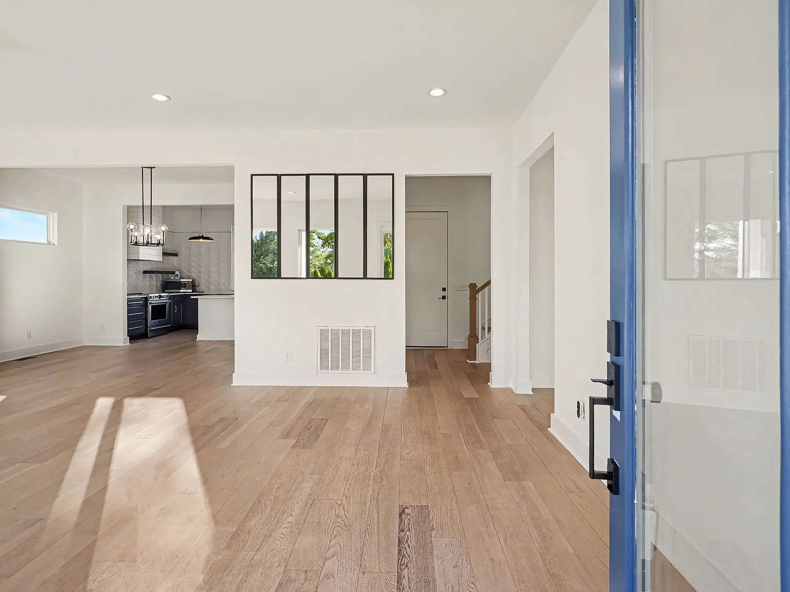 4 bed, 3005 sqft, $4,900 — Photo 4