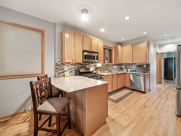 1451 W Walton St #1 — Photo 4