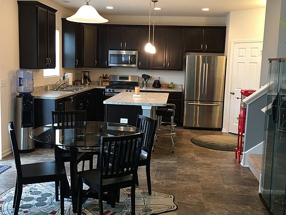 5th image of 901 Foxview Dr