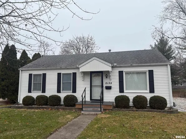 2135 W Harper Ter, Peoria, IL 61604
