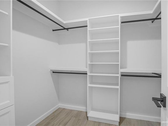 5th image of 1015 E Pecan St