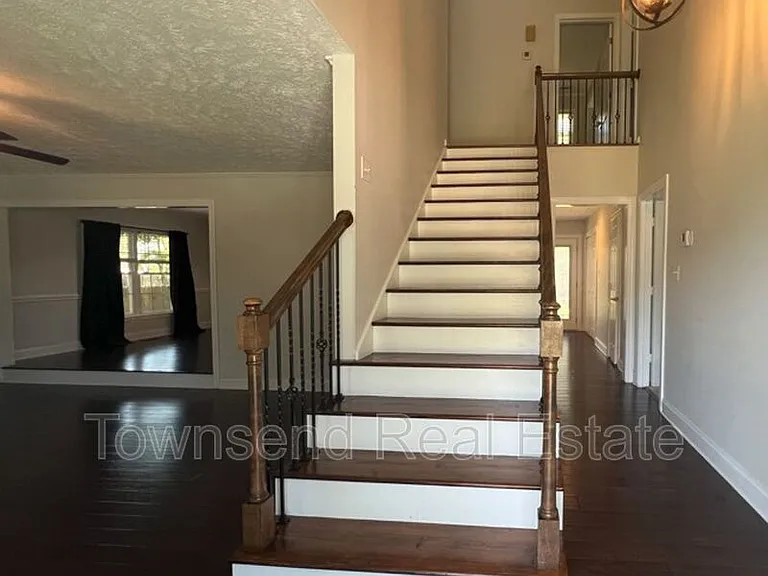 303 Wagoner Dr — Photo 3